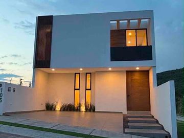 Casa en Venta en clouster con excelentes vistas , con Alberca y Gym