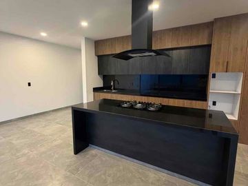 Casa en Venta en clouster con excelentes vistas , con Alberca y Gym