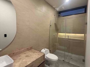 Casa en Venta en clouster con excelentes vistas , con Alberca y Gym