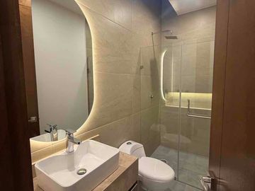 Casa en Venta en clouster con excelentes vistas , con Alberca y Gym