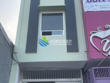 Di jual / disewa ruko strategis 3,5 lantai