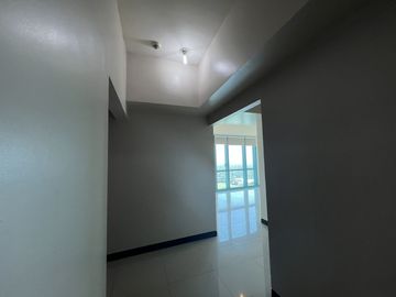 *For Lease: 3-Bedroom Condo at 8 Forbestown Road, BGC