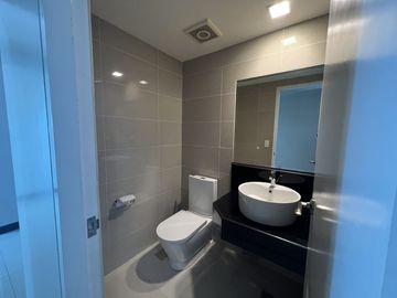 *For Lease: 3-Bedroom Condo at 8 Forbestown Road, BGC