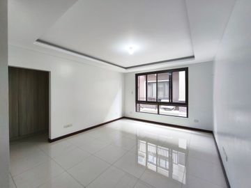 Tandang Sora Gated Townhouse For Sale with 3 Bedrooms and 2 Car Garage near Congressional Avenue Quezon City SD