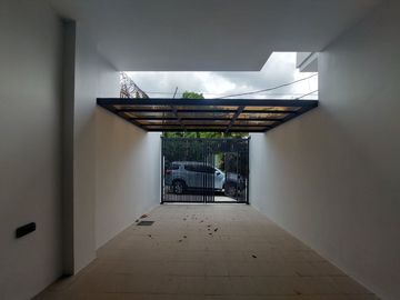 For Sale 3 Storey Modern Townhouse in Sangandaan Project 8, Q.C. KSA