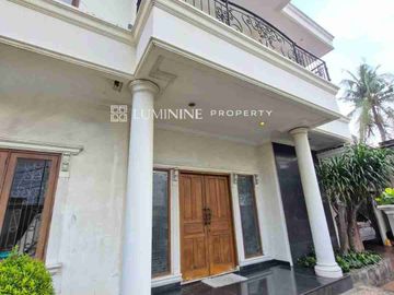 RUMAH HOOK BANGUNAN MODERN DI GUDANG PELURU - TEBET JAKSEL
