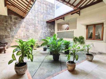 RUMAH HOOK BANGUNAN MODERN DI GUDANG PELURU - TEBET JAKSEL