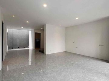 Dijual rumah di bawah Apraisal bank pandugo row jalan 3 mobil