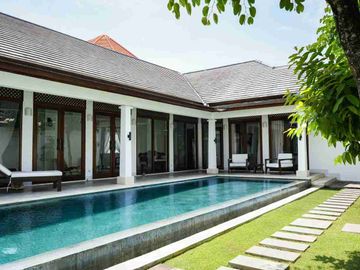 Disewakan atau di Jual Villa 3 bedroom Berawa 600 m2, Big Pool, garasi muat 2 mobil, Leasehold