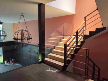 Casa amplia y moderna en renta Cumbres del Lago 3 recámaras con baño terrazas jardín alberca
