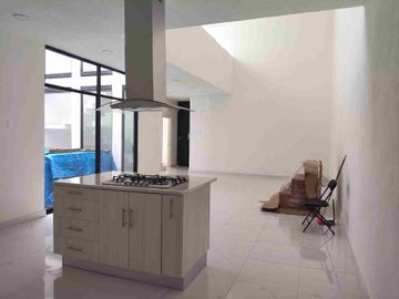 Casa nueva amplia en renta lomas de Juriquilla roof garden, jardín, jacuzzi exterior 3 recámaras