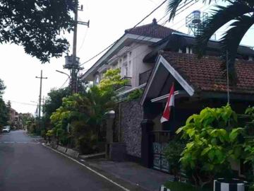 rumah di jalan bunga bunga suhat dekat dewandaru dekat bunga merak dan kampus UB Brawijaya. bagus buat hunian atau direnov jadi kos elite. bonus furniture