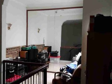 Rumah 2 lantai 4 kamar tidur di raffles hills dekat Tol cibubur dan LRT harjamukti cimanggis