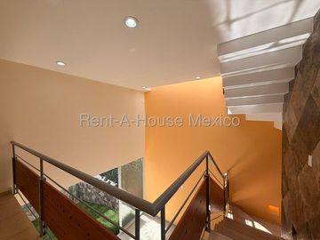 El mirador rento en calle abierta casa de 3 niveles con roof 3 recmarasa 4 baños 2 autos