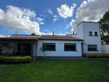 Residencia sobre Paseo Jurica en 1 solo nivel  — 1,000 m² de terreno