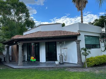 Residencia sobre Paseo Jurica en 1 solo nivel  — 1,000 m² de terreno