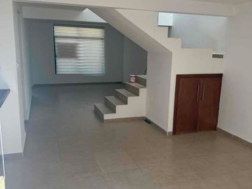 RENTA DE CASA EN FRACC. MORERIA, A UN LADO CARR 57