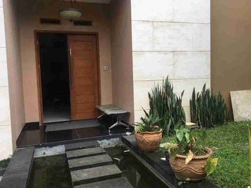 Dijual Rumah Berkolam Renang Dekat Exit Tol Pasteur