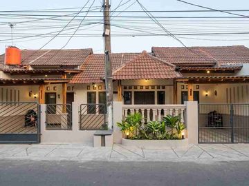 Dijual Cepat rmh di Dukuh Zamrud Kota Legenda Bekasi Timur

* LT 156 LB 102
* 1 kmr tdr utama + 1 kmr mandi dlm (shower + closet duduk)
* 2 kmr tdr anak
* 1 kamar pembantu
* gudang
* 1 kmr mandi (bak + closet jongkok)
* Lstrk 2 token (@ 2200 watt) total 4400 watt
* Lemari pakaian built in di kmr tidur utama
* Pompa air & toren air
* Carpot untuk 2 mobil
* Sdh ada instalasi water heater di kamar mandi utama 
* Sertifikat SHM


Point of view
- Bebas Banjir
- Jalan lebar (2 mobil)
- Dekat dengan semua fasilitas Masjid , pasar, sekolah sd smp sma, Mc Donald, Apotik, Rumah sakit, pusat makanan dan minuman.
- Lingkungan nyaman
- Silahkan survey terlebih dahulu