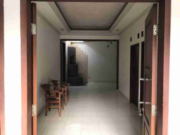 Dijual Cepat rmh di Dukuh Zamrud Kota Legenda Bekasi Timur

* LT 156 LB 102
* 1 kmr tdr utama + 1 kmr mandi dlm (shower + closet duduk)
* 2 kmr tdr anak
* 1 kamar pembantu
* gudang
* 1 kmr mandi (bak + closet jongkok)
* Lstrk 2 token (@ 2200 watt) total 4400 watt
* Lemari pakaian built in di kmr tidur utama
* Pompa air & toren air
* Carpot untuk 2 mobil
* Sdh ada instalasi water heater di kamar mandi utama 
* Sertifikat SHM


Point of view
- Bebas Banjir
- Jalan lebar (2 mobil)
- Dekat dengan semua fasilitas Masjid , pasar, sekolah sd smp sma, Mc Donald, Apotik, Rumah sakit, pusat makanan dan minuman.
- Lingkungan nyaman
- Silahkan survey terlebih dahulu