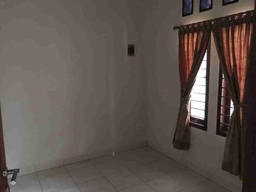 Dijual Cepat rmh di Dukuh Zamrud Kota Legenda Bekasi Timur

* LT 156 LB 102
* 1 kmr tdr utama + 1 kmr mandi dlm (shower + closet duduk)
* 2 kmr tdr anak
* 1 kamar pembantu
* gudang
* 1 kmr mandi (bak + closet jongkok)
* Lstrk 2 token (@ 2200 watt) total 4400 watt
* Lemari pakaian built in di kmr tidur utama
* Pompa air & toren air
* Carpot untuk 2 mobil
* Sdh ada instalasi water heater di kamar mandi utama 
* Sertifikat SHM


Point of view
- Bebas Banjir
- Jalan lebar (2 mobil)
- Dekat dengan semua fasilitas Masjid , pasar, sekolah sd smp sma, Mc Donald, Apotik, Rumah sakit, pusat makanan dan minuman.
- Lingkungan nyaman
- Silahkan survey terlebih dahulu