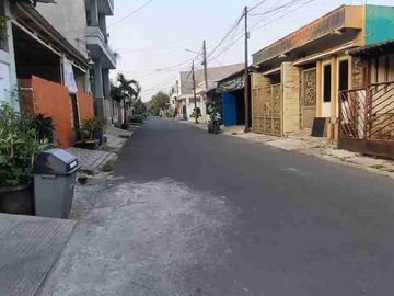 Dijual Cepat rmh di Dukuh Zamrud Kota Legenda Bekasi Timur

* LT 156 LB 102
* 1 kmr tdr utama + 1 kmr mandi dlm (shower + closet duduk)
* 2 kmr tdr anak
* 1 kamar pembantu
* gudang
* 1 kmr mandi (bak + closet jongkok)
* Lstrk 2 token (@ 2200 watt) total 4400 watt
* Lemari pakaian built in di kmr tidur utama
* Pompa air & toren air
* Carpot untuk 2 mobil
* Sdh ada instalasi water heater di kamar mandi utama 
* Sertifikat SHM


Point of view
- Bebas Banjir
- Jalan lebar (2 mobil)
- Dekat dengan semua fasilitas Masjid , pasar, sekolah sd smp sma, Mc Donald, Apotik, Rumah sakit, pusat makanan dan minuman.
- Lingkungan nyaman
- Silahkan survey terlebih dahulu