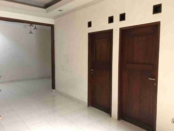Dijual Cepat rmh di Dukuh Zamrud Kota Legenda Bekasi Timur

* LT 156 LB 102
* 1 kmr tdr utama + 1 kmr mandi dlm (shower + closet duduk)
* 2 kmr tdr anak
* 1 kamar pembantu
* gudang
* 1 kmr mandi (bak + closet jongkok)
* Lstrk 2 token (@ 2200 watt) total 4400 watt
* Lemari pakaian built in di kmr tidur utama
* Pompa air & toren air
* Carpot untuk 2 mobil
* Sdh ada instalasi water heater di kamar mandi utama 
* Sertifikat SHM


Point of view
- Bebas Banjir
- Jalan lebar (2 mobil)
- Dekat dengan semua fasilitas Masjid , pasar, sekolah sd smp sma, Mc Donald, Apotik, Rumah sakit, pusat makanan dan minuman.
- Lingkungan nyaman
- Silahkan survey terlebih dahulu