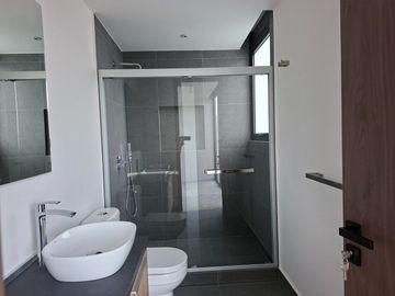 Estrena Departamento de Lujo en Torre Blue – Bosque Real 200 m² | 3 recámaras | Vista al green| Amenidades de alto nivel