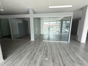 RENTA DE OFICINAS EN JARDINES DEL MORAL PLANTA BAJA