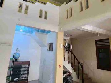 DIJUAL RUMAH BAGUS 2 LANTAI LOKASI STRATEGIS