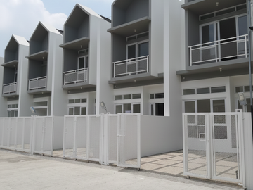 Jual Rumah di Arcamanik kota Bandung 2 Lantai 4 Kamar Tidur harga MURAH