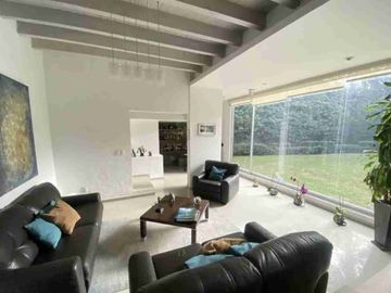 Vendo casa del 257m², en Col. Florida, cerca de avenidas principales. 