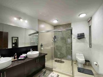Vendo casa del 257m², en Col. Florida, cerca de avenidas principales. 
