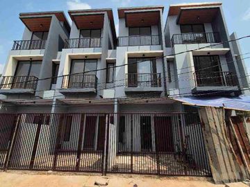 Rumah Modern 3 Lantai di Taman Ratu Jakarta Barat Dekat Tol Dan Pusat Kuliner