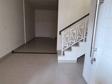 Disewakan rumah murah bagus sudah renovasi 2 lantai di Cluster Thames Jakarta Garden City Jakarta Timur siap huni minimalis modern