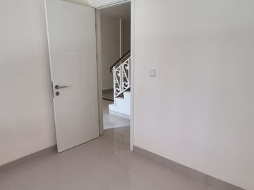 Disewakan rumah murah bagus sudah renovasi 2 lantai di Cluster Thames Jakarta Garden City Jakarta Timur siap huni minimalis modern