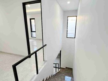 Rumah Baru 2 Lantai Surabaya Timur
