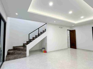 Rumah Baru 2 Lantai Surabaya Timur