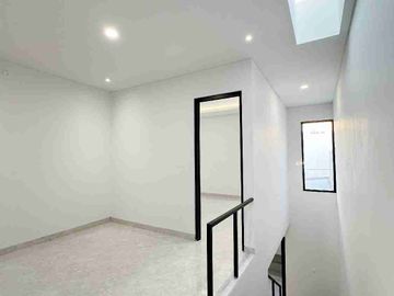 Rumah Baru 2 Lantai Surabaya Timur