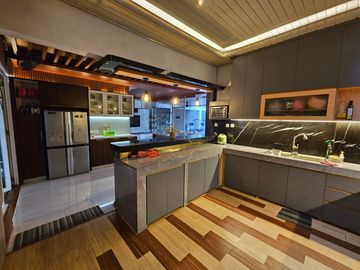 Dijual Rumah Mewah Resort Style LT 700m² di Tambun Selatan, Ada Lapangan Olahraga & Fully Furnished - SHM