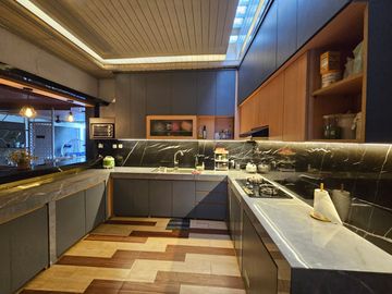 Dijual Rumah Mewah Resort Style LT 700m² di Tambun Selatan, Ada Lapangan Olahraga & Fully Furnished - SHM