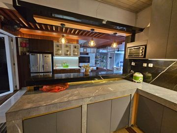 Dijual Rumah Mewah Resort Style LT 700m² di Tambun Selatan, Ada Lapangan Olahraga & Fully Furnished - SHM