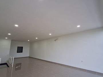 Disewa Gudang Industri Blessindo Legok Tangerang Luas Bangunan 588m2 Akses Kontainer 40 Feet Jalan Lebar