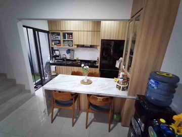 Dijual cepat Rumah Full Furnish 2 lantai di cluster Wisteria Metland Ujung Menteng Cakung Jaktim