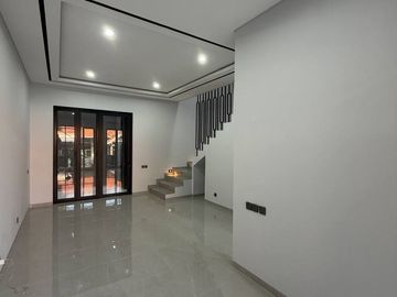 Sisa 1 unit - Rumah baru modern kontemporer di Manyar Tirtoasri