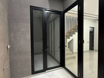 Sisa 1 unit - Rumah baru modern kontemporer di Manyar Tirtoasri