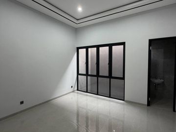 Sisa 1 unit - Rumah baru modern kontemporer di Manyar Tirtoasri