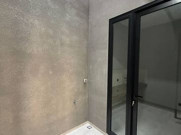 Sisa 1 unit - Rumah baru modern kontemporer di Manyar Tirtoasri