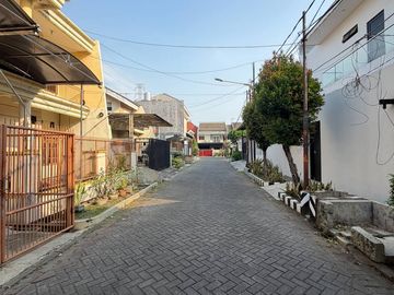 Sisa 1 unit - Rumah baru modern kontemporer di Manyar Tirtoasri