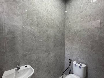 Sisa 1 unit - Rumah baru modern kontemporer di Manyar Tirtoasri